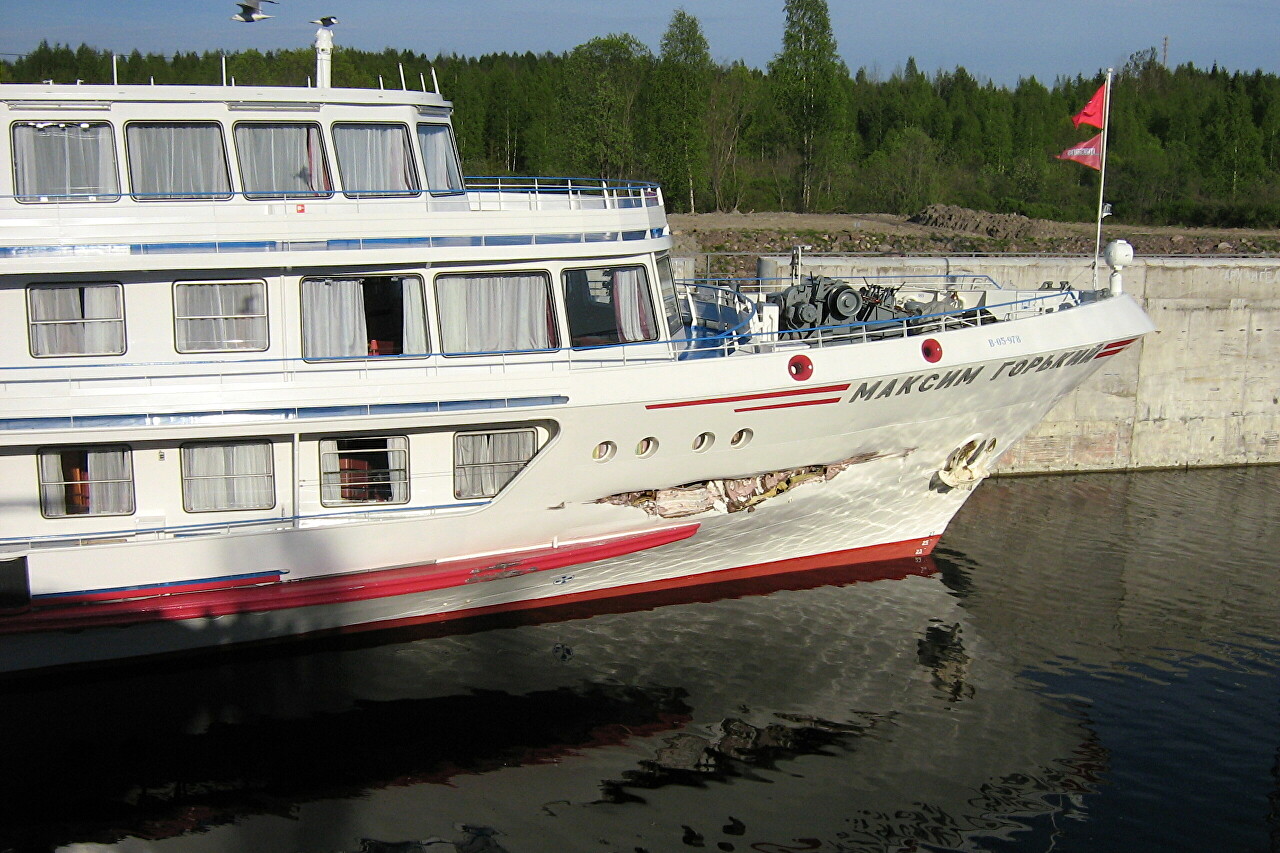 Hole in the bow of the Maxim Gorky cruise ship, Nizhne-Svirsky lock