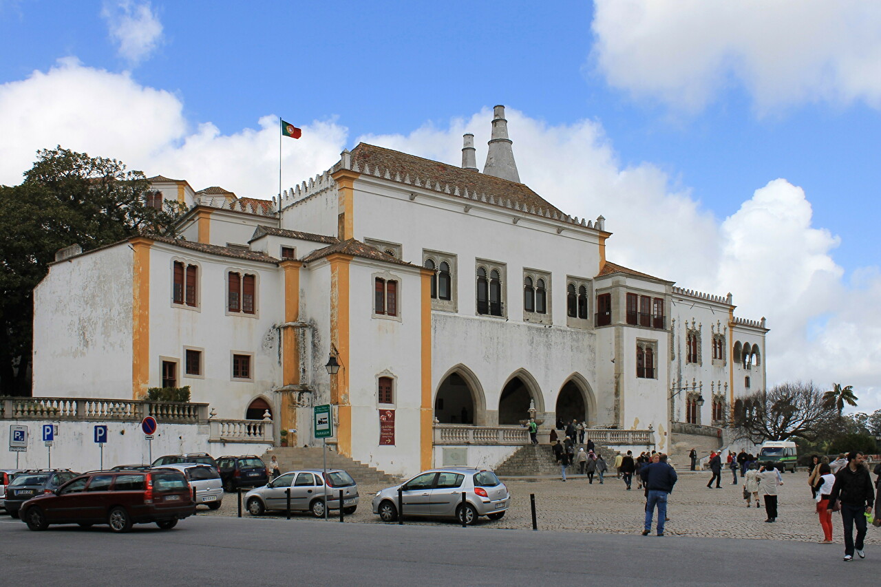 Синтра.  Национальный дворец (Palácio Nacional de Sintra) - архитектура Rua Gil Vicente