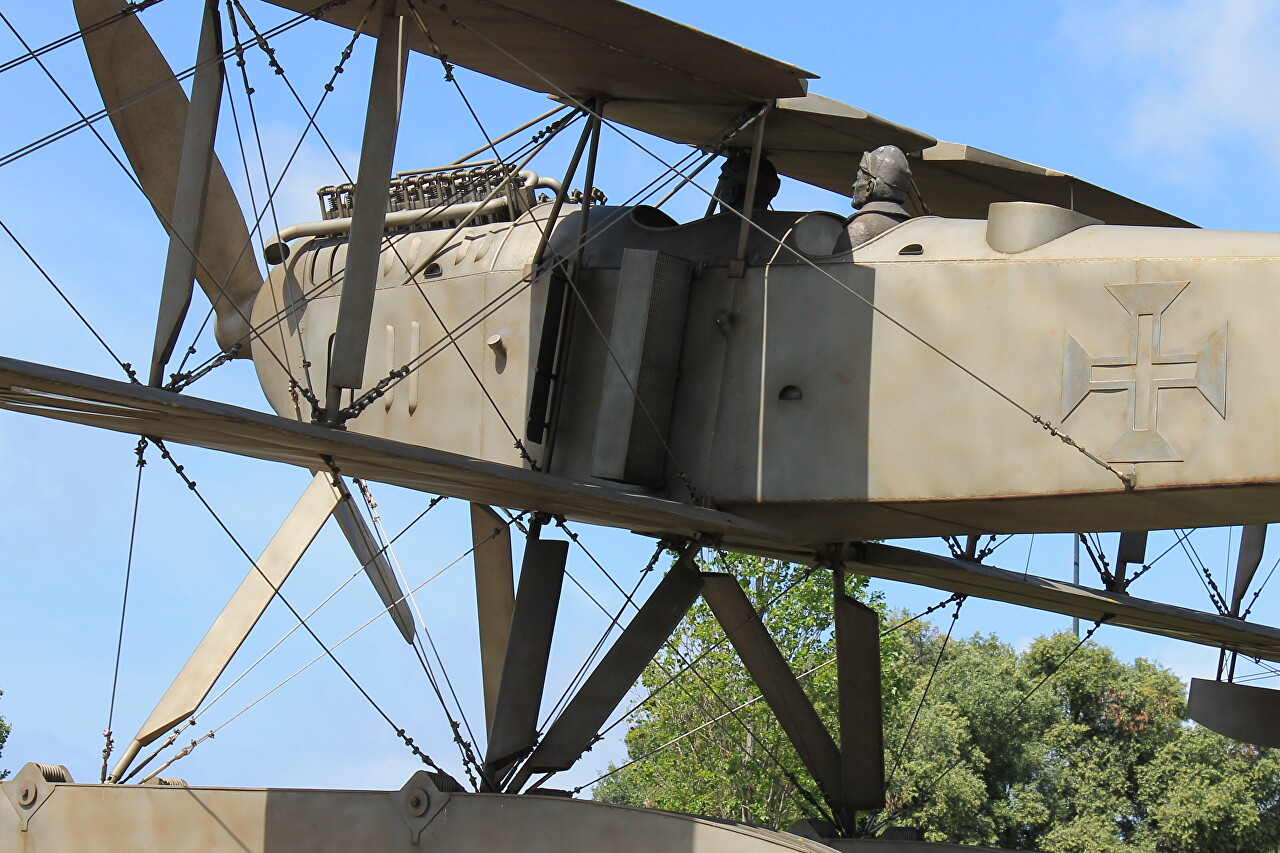 Гидроплан Fairey III-D MkII. Памятник первому перелёту через Южную Атлантику, Лиссабон