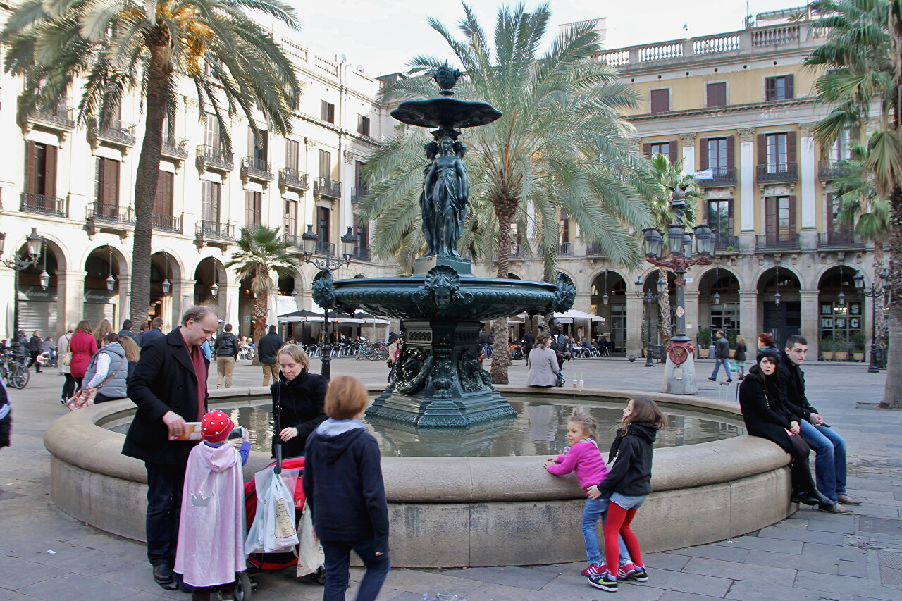 Новогодняя Барселона. Королевская площадь (Plaça Reial)