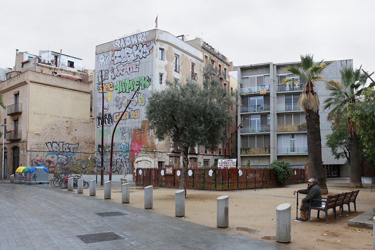 Barcelona. Square Hole of Shame (El Forat de la Vergonya, Jardins del Pou de la Figuera)