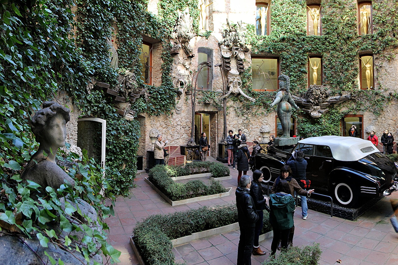 Salvador Dalí Theatre-Museum, Figueres