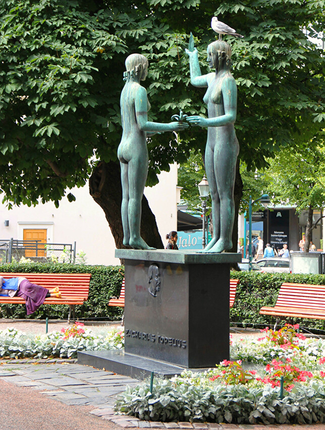 Хельсинки. Памятник Taru ja Totuus (Сказка и Истина)