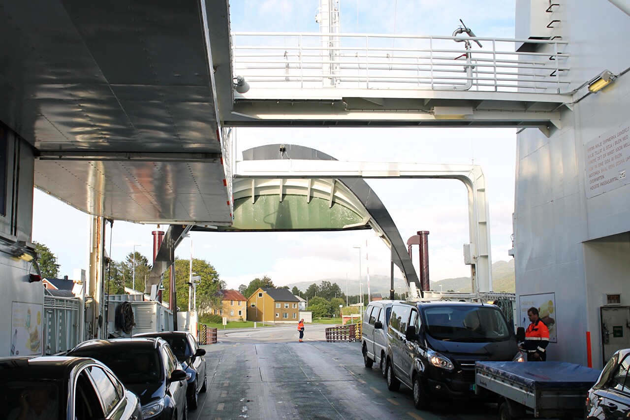 Halsa-Kanestraum ferry