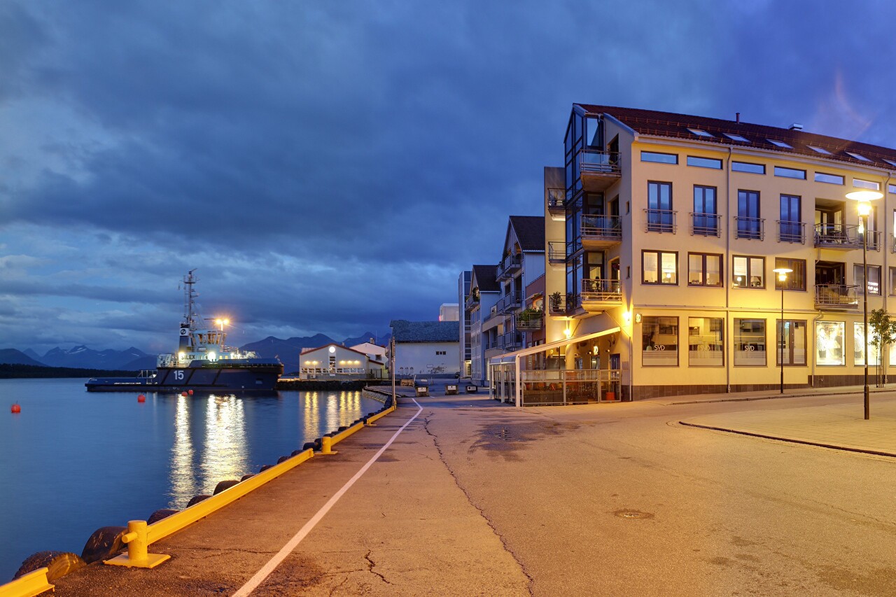 Molde. Evening Walk Along the Hamnegata Promenade