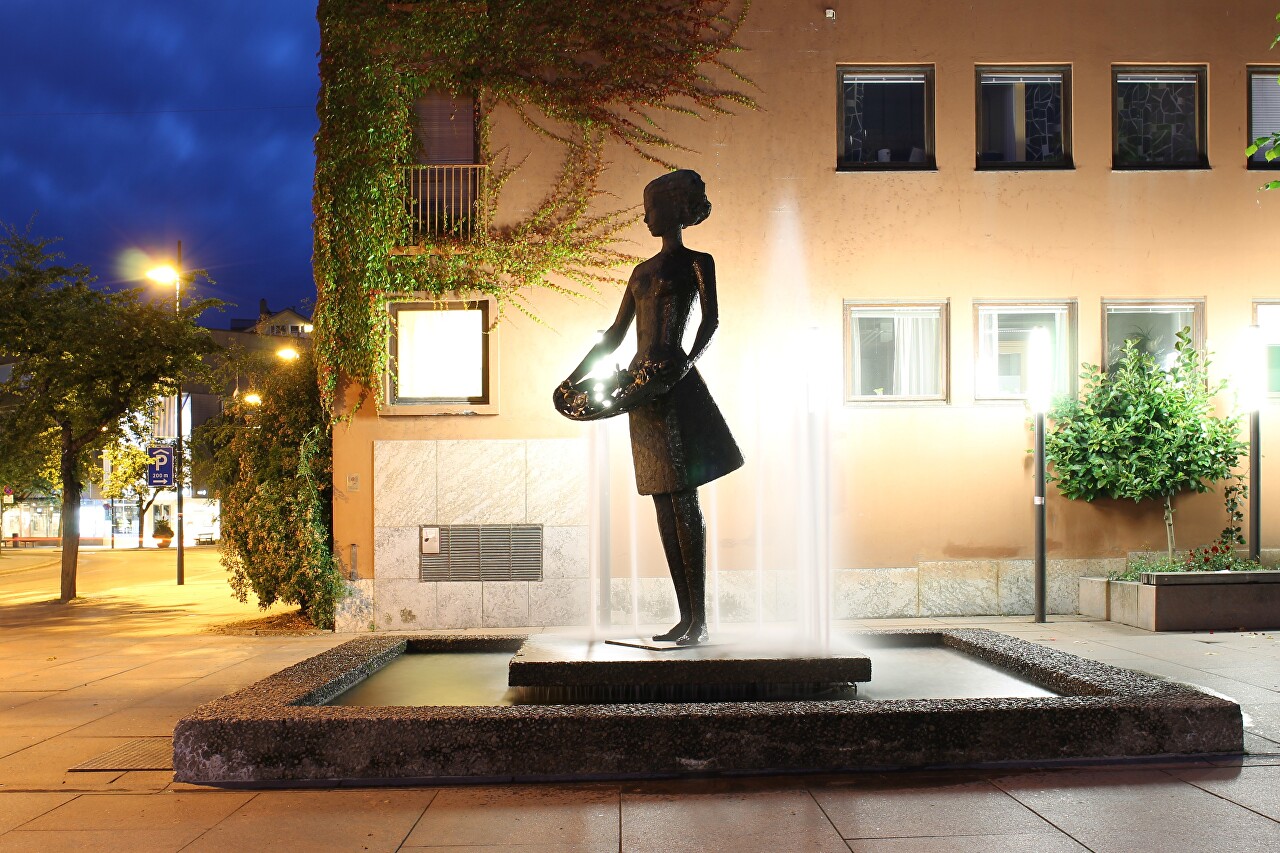 Girl with roses fountain, Molde