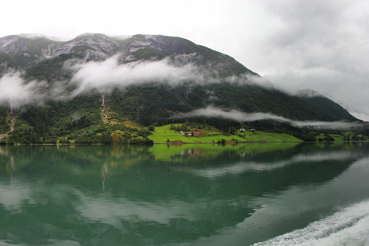 Along the Fjærlandfjorden by Boat