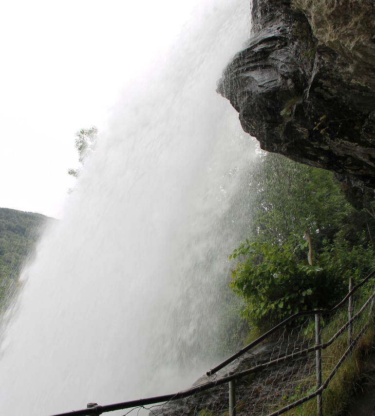 Водопад Стейнсдальсфоссен