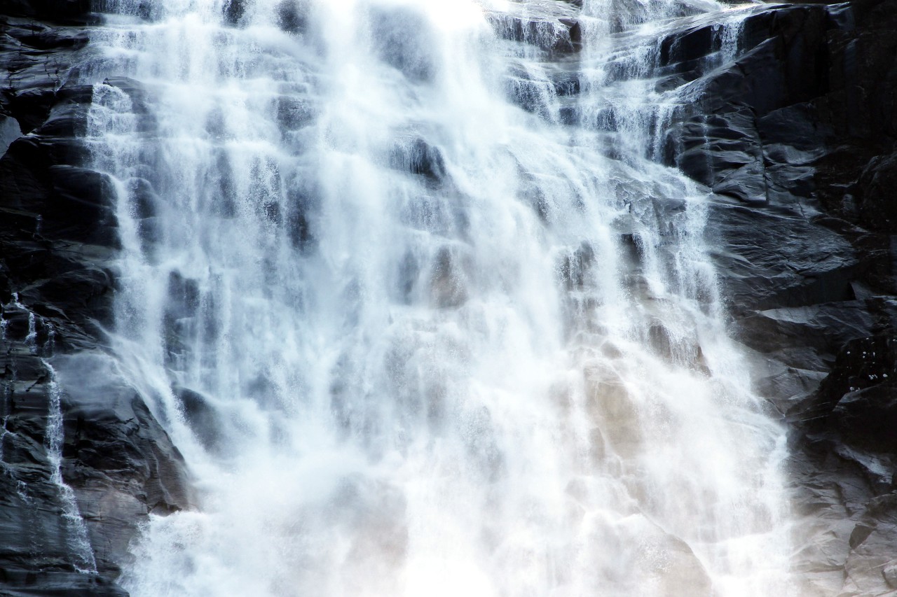 Langfossen Waterfall