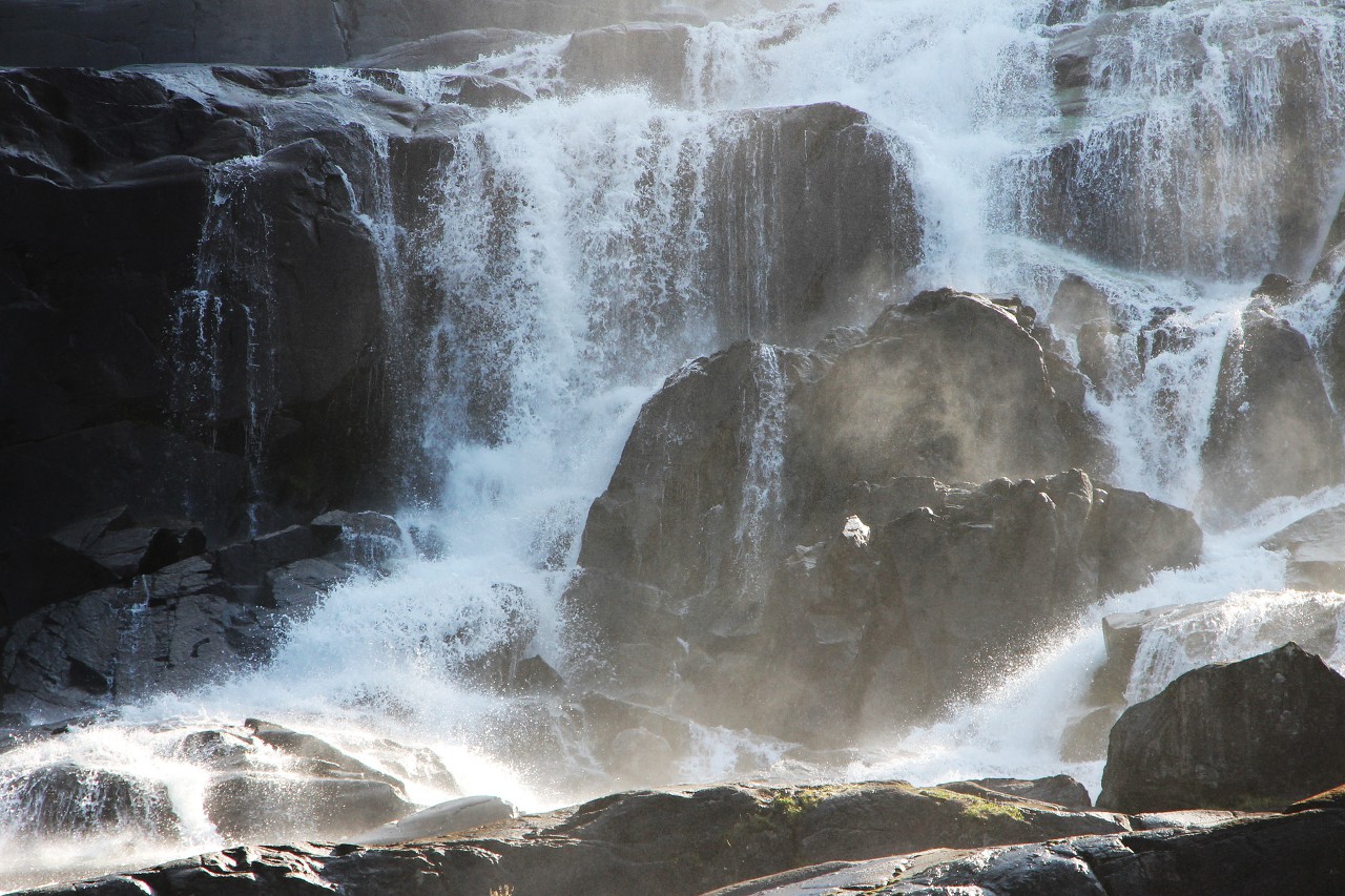 Langfossen Waterfall
