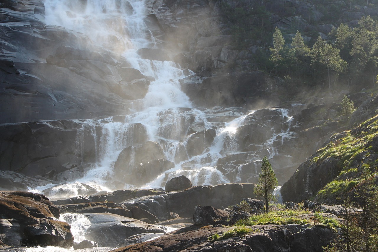 Langfossen Waterfall