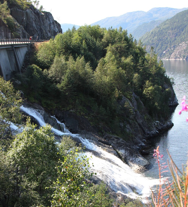 Langfossen Waterfall