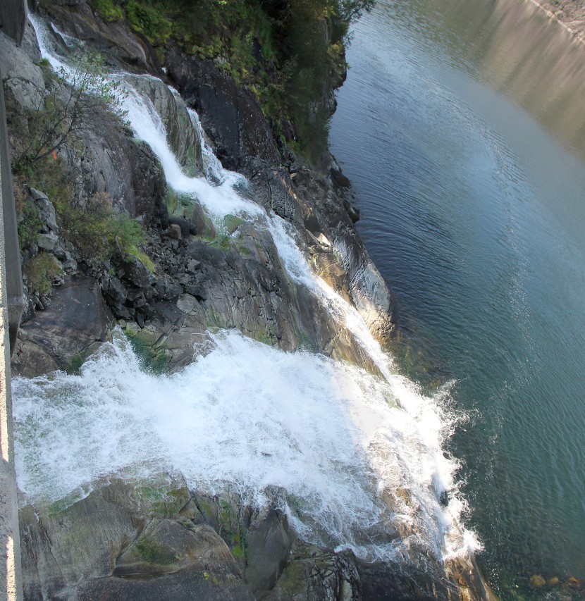 Langfossen Waterfall