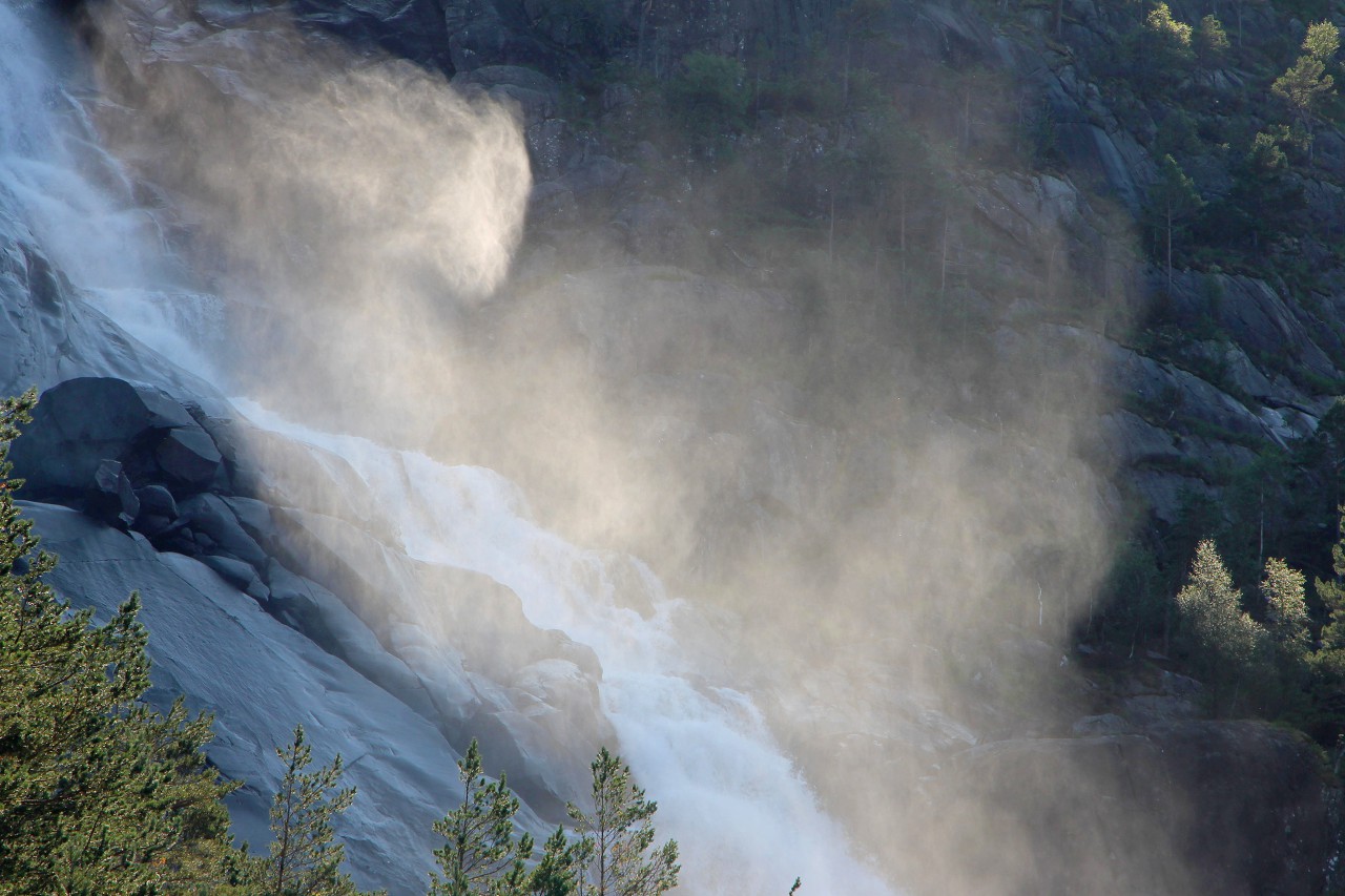 Langfossen Waterfall