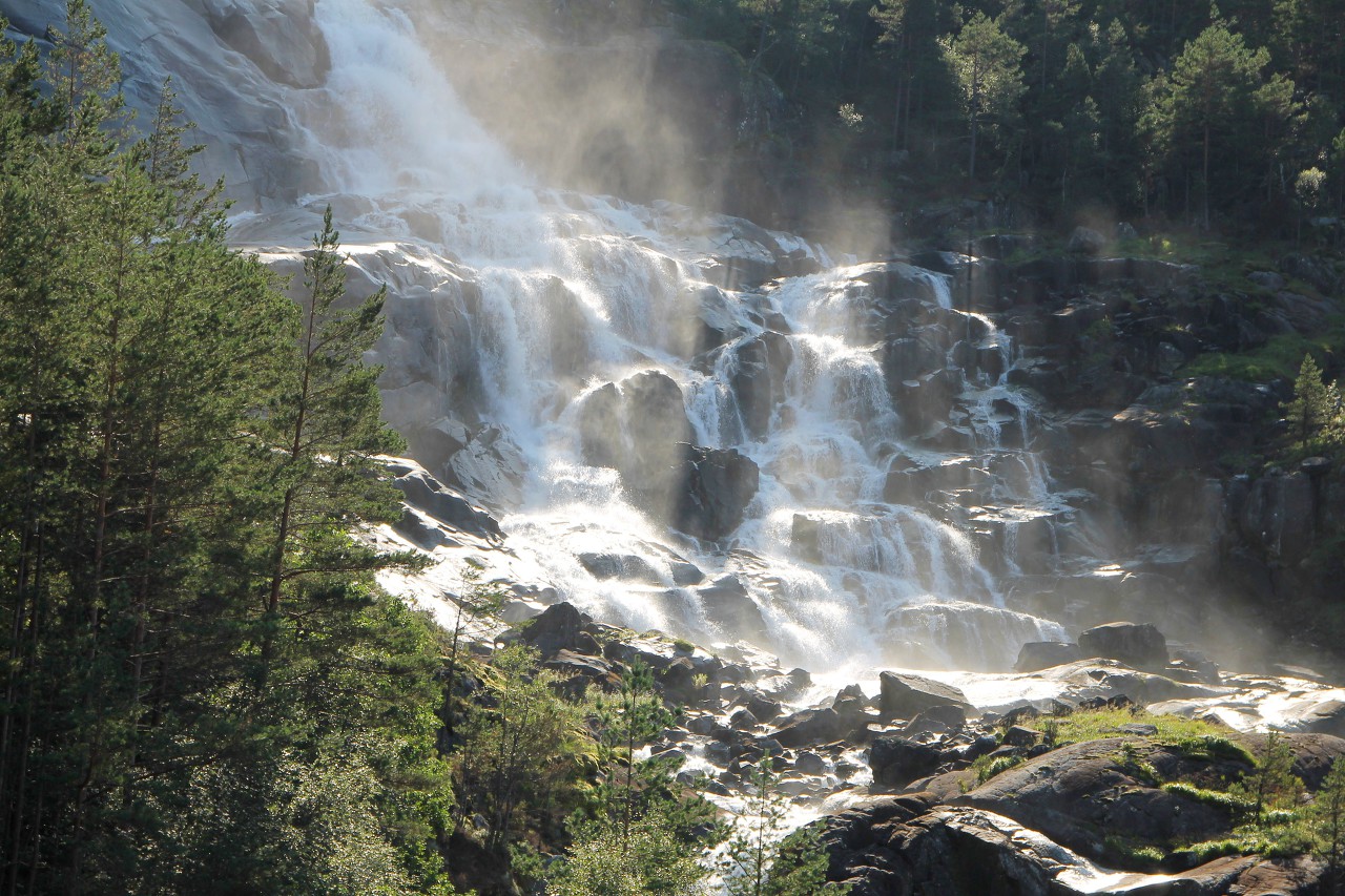 Langfossen Waterfall