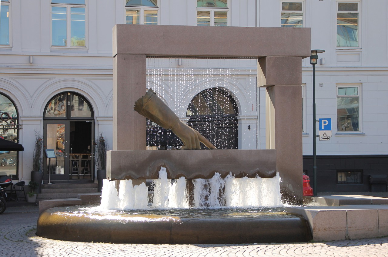 Glove of Christian VI fountain (Hansken), Oslo