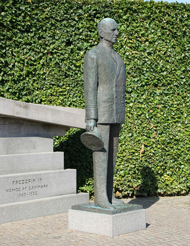 Monuments to Frederick IX, Copenhagen