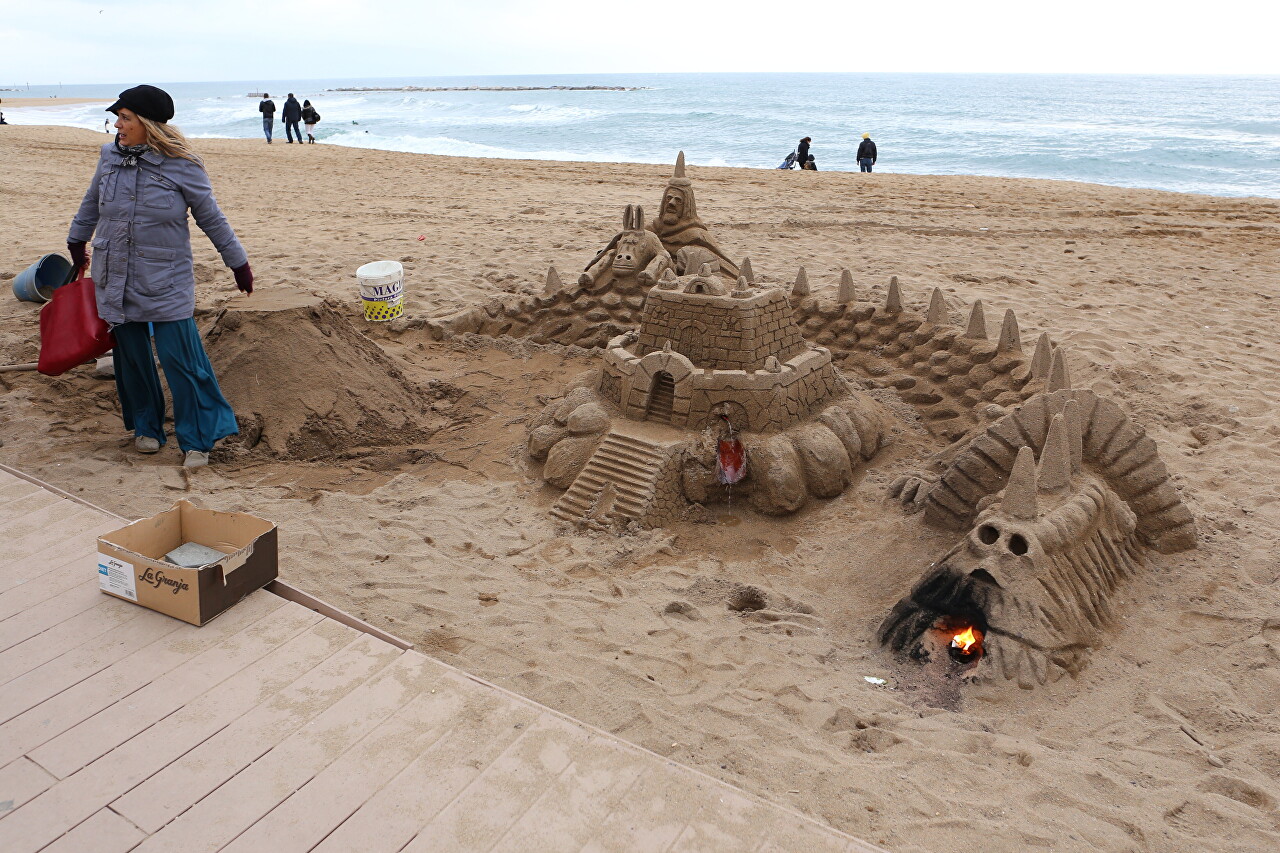 Песочные замки на пляже Барселонеты
