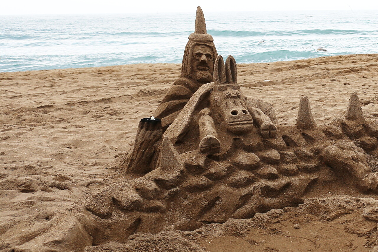 Песочные замки на пляже Барселонеты