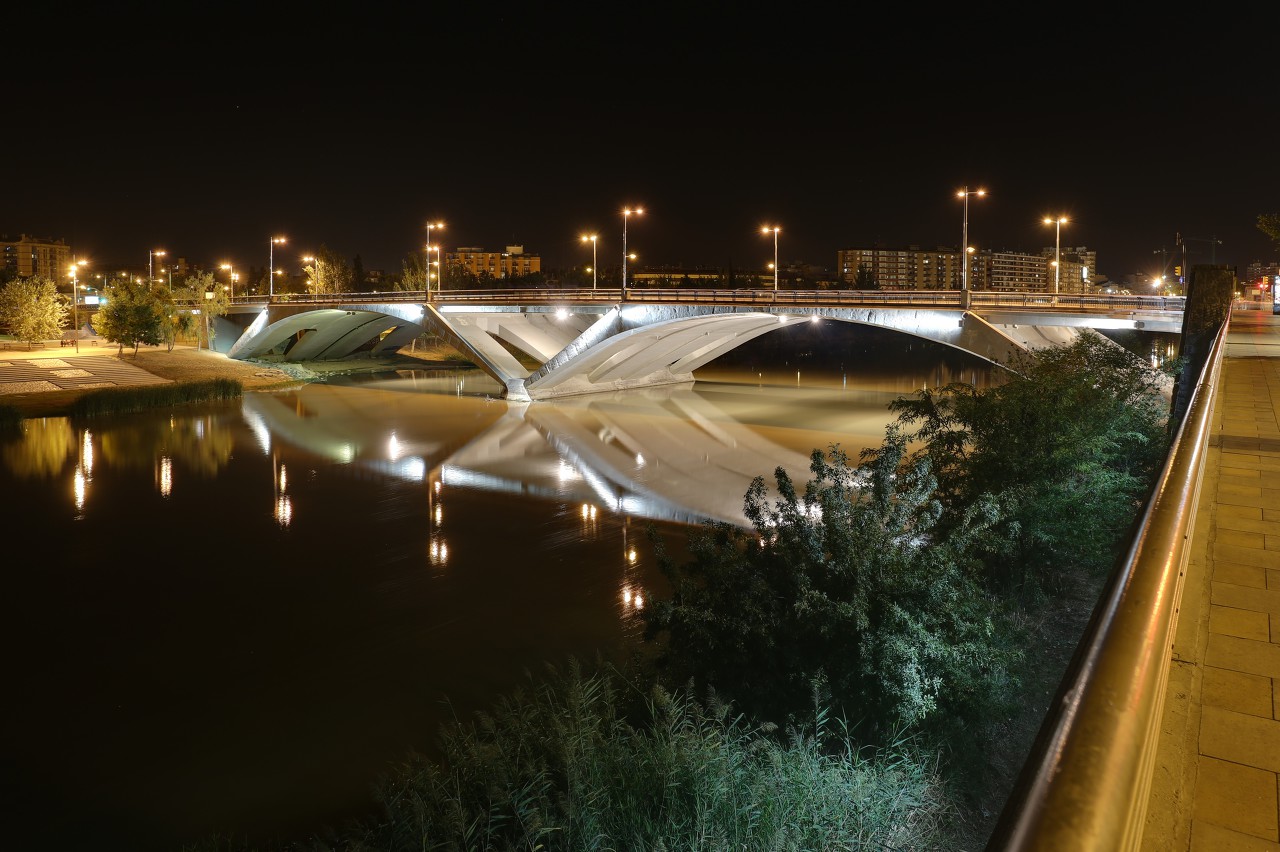 Zaragoza. Santiago bridge at night