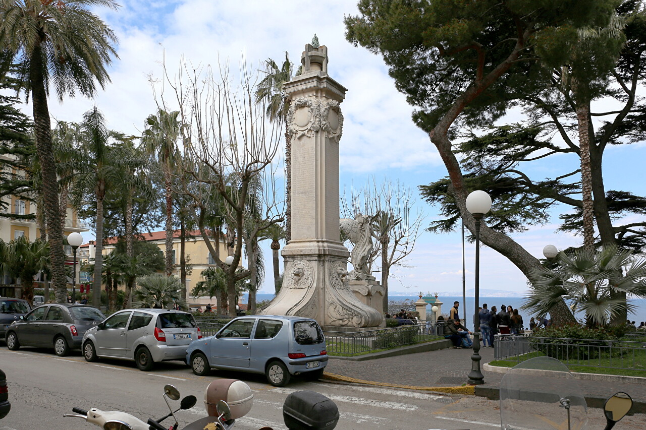 Monument to the Fallen, Sorrento
