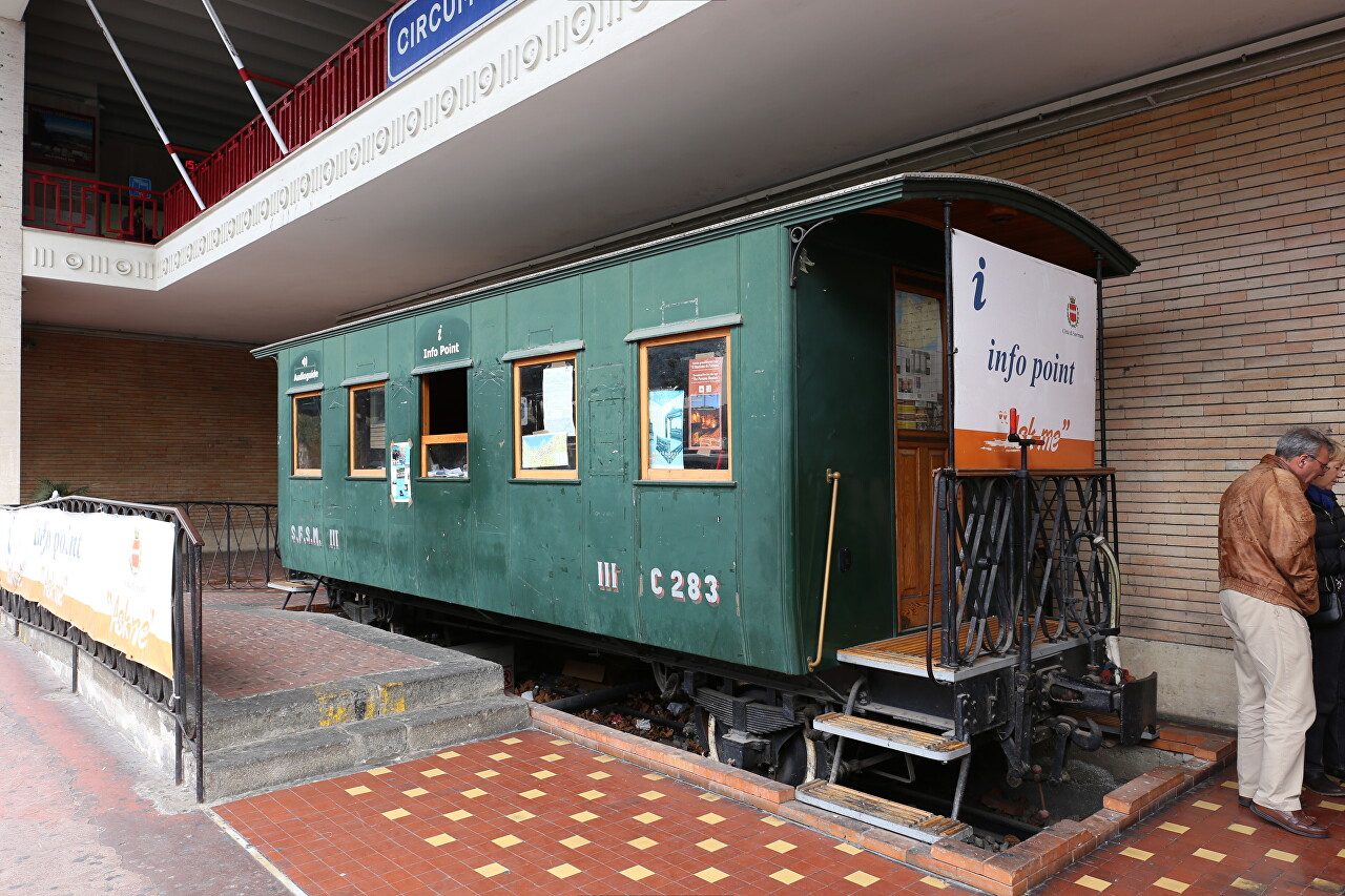  Sorrento Railway Station and Piazza Giovanni Battista de Curtis