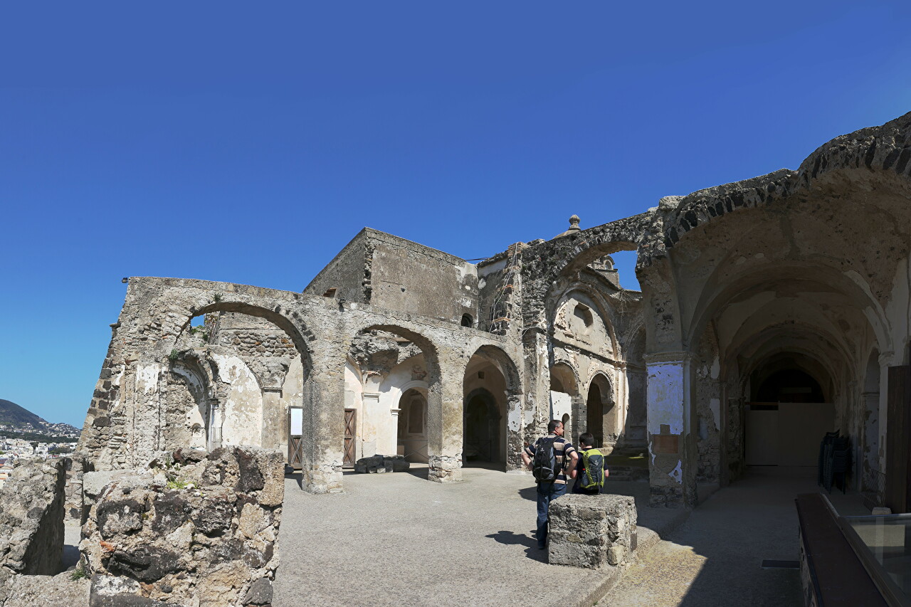 Cathedral of the Assumption ruins, Aragonese castle