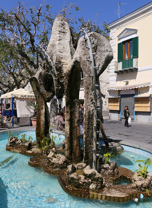 Fountain 'Bidet', Forio