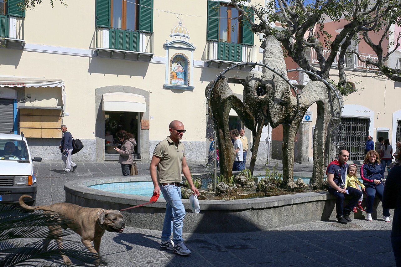 Fountain 'Bidet', Forio