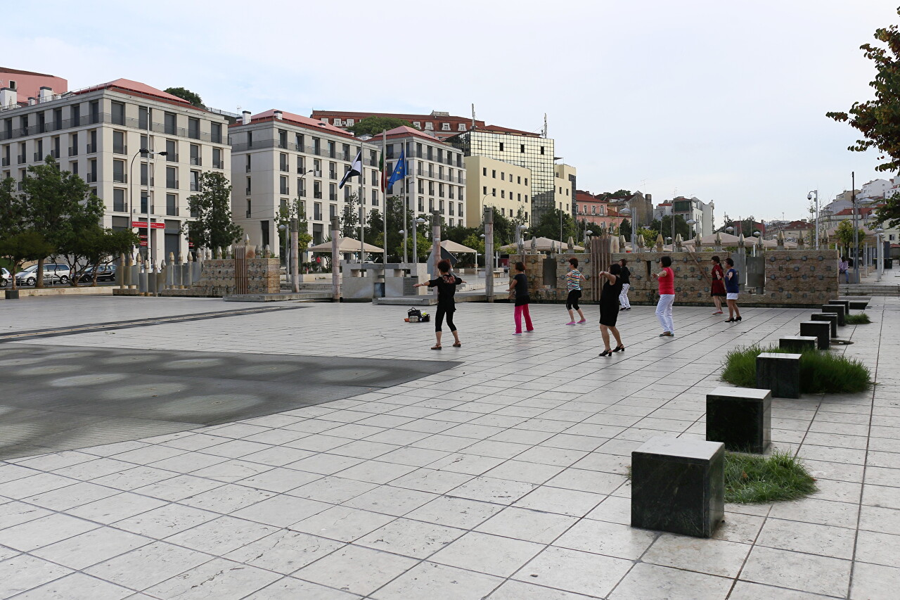 Площадь Мартим Мониш, Лиссабон