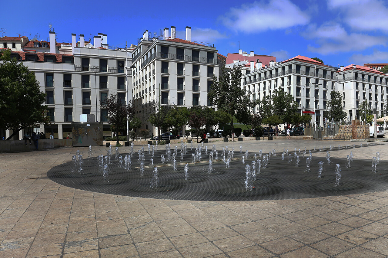 Площадь Мартим Мониш, Лиссабон