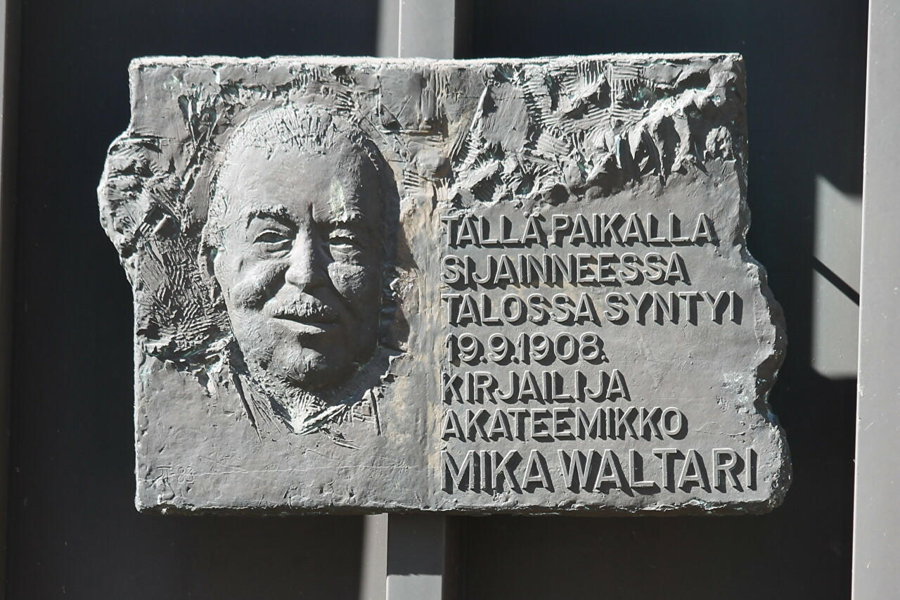 . Памятная доска писателю Мике Валтари, Хельсинки