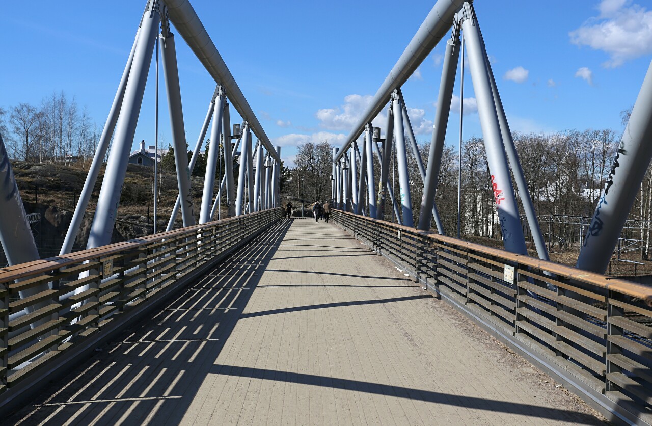 Helsinki. Linnulaulu Park. Pedestrian bridge