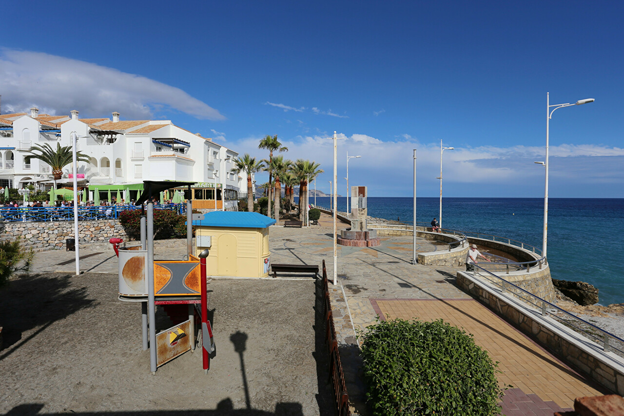 Crab Square, Nerja