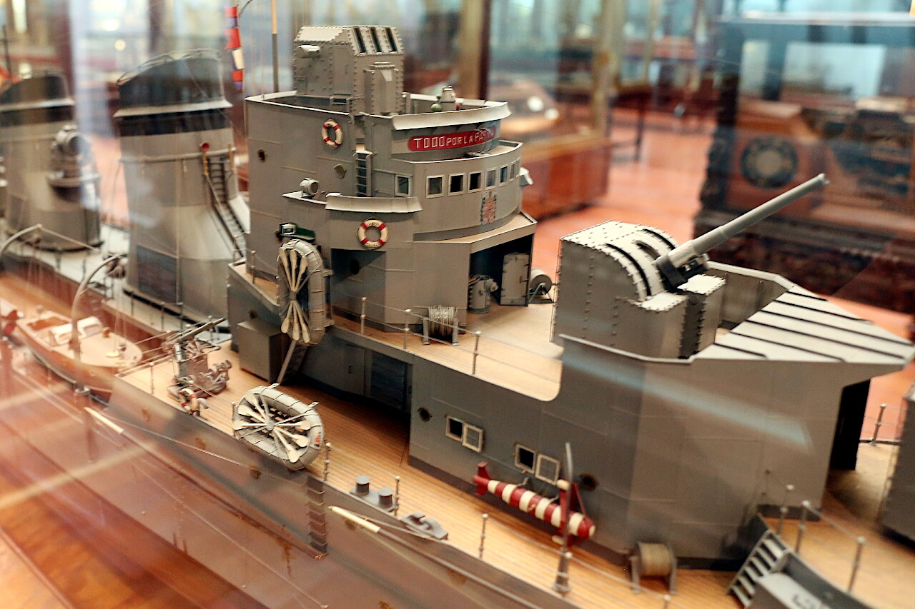 Model of the Méndez Núñez cruiser