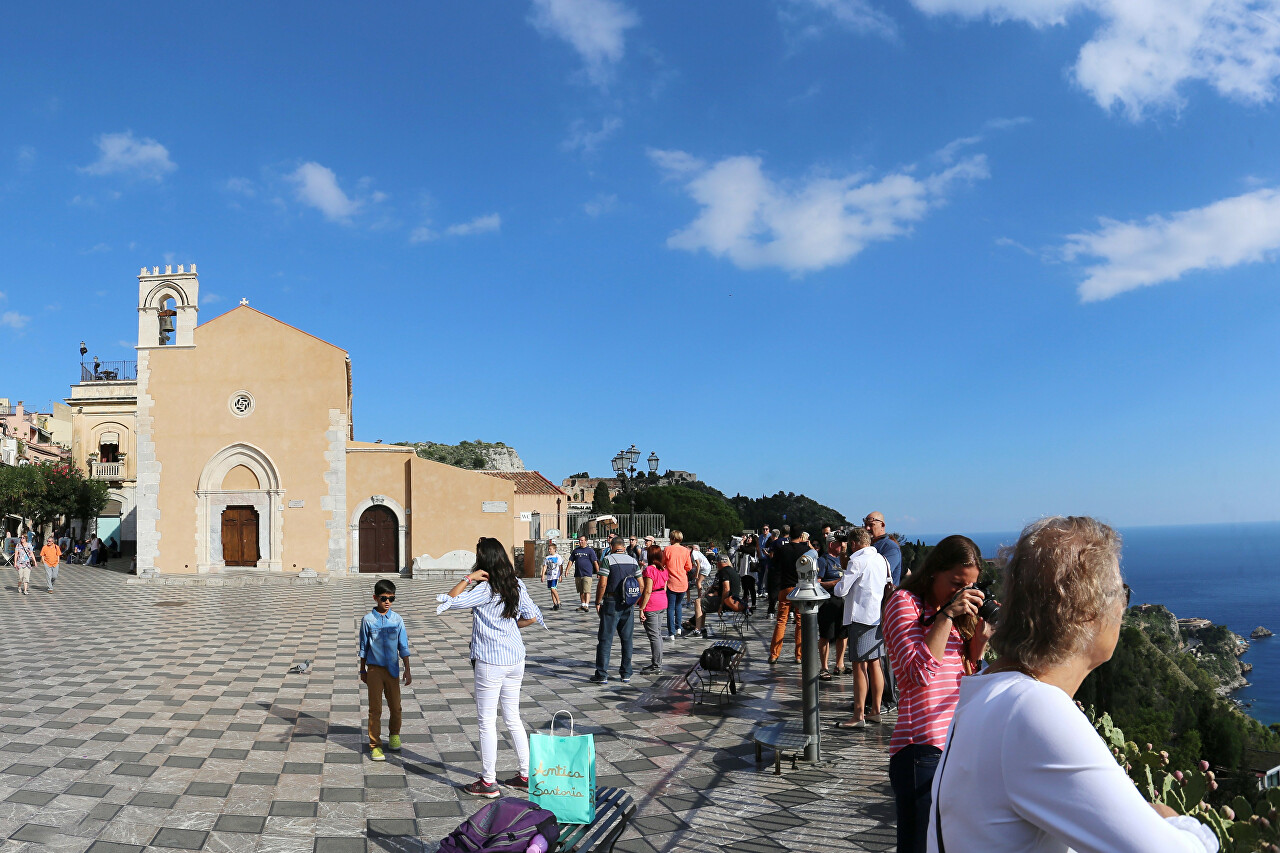 9 April Square, Taormina