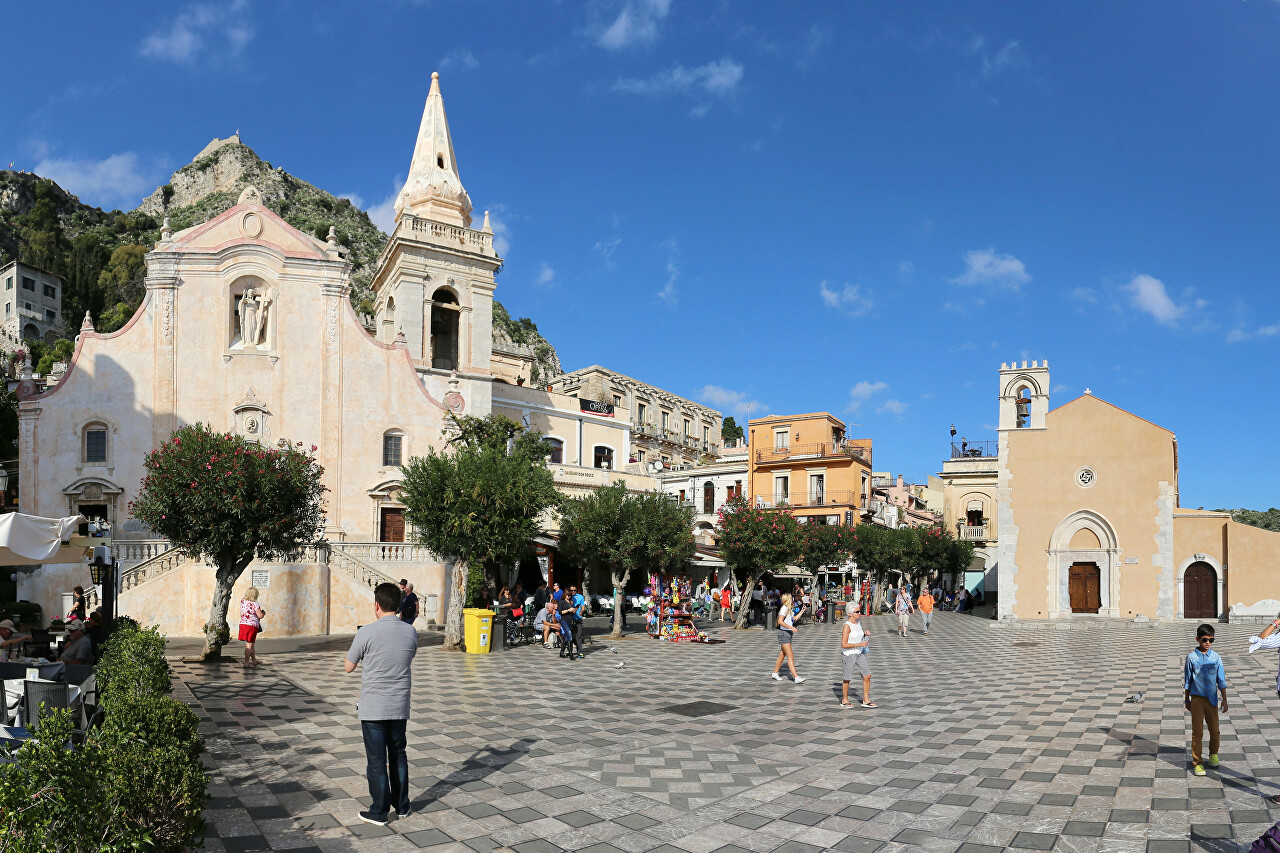 9 April Square, Taormina