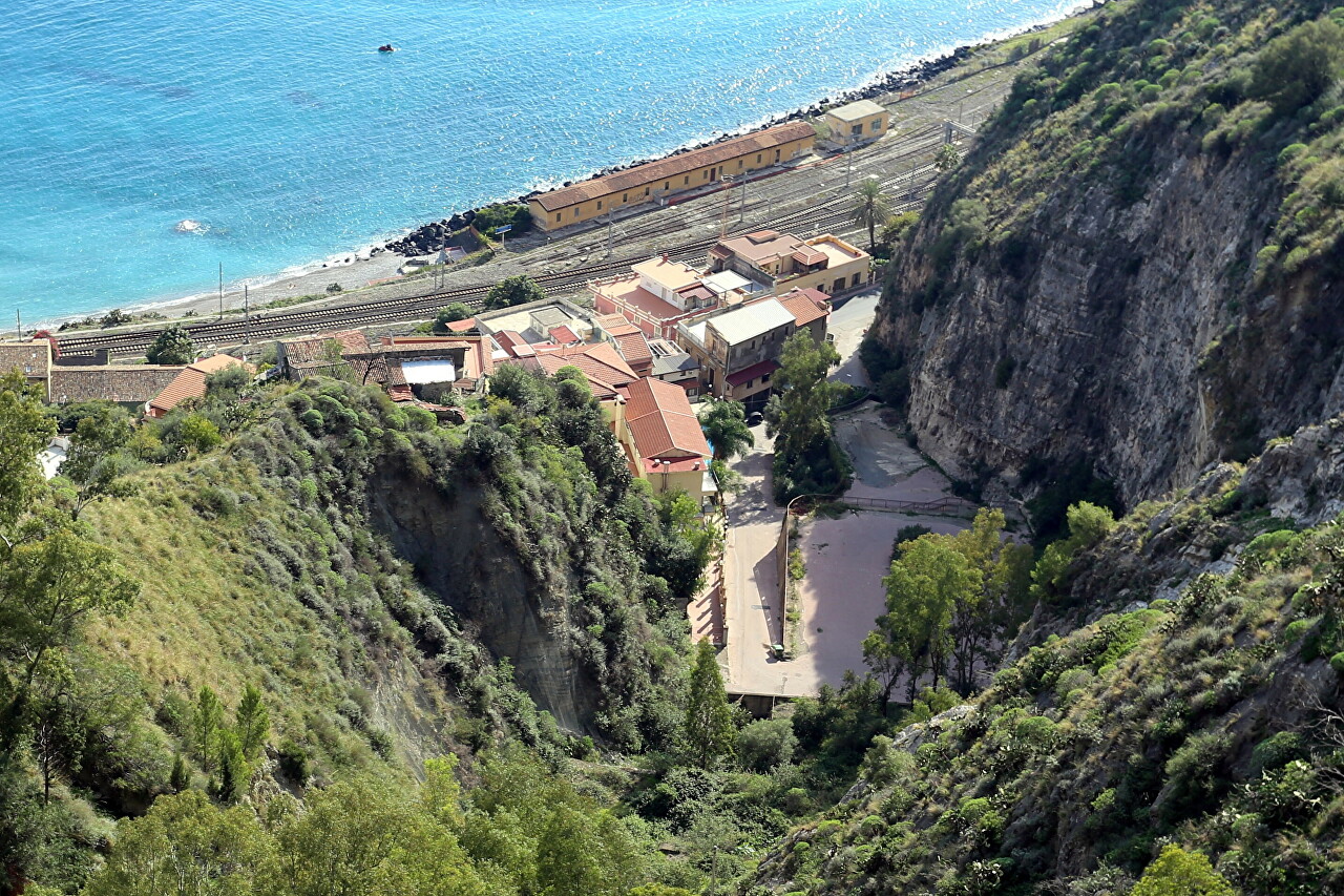 9 April Square, Taormina