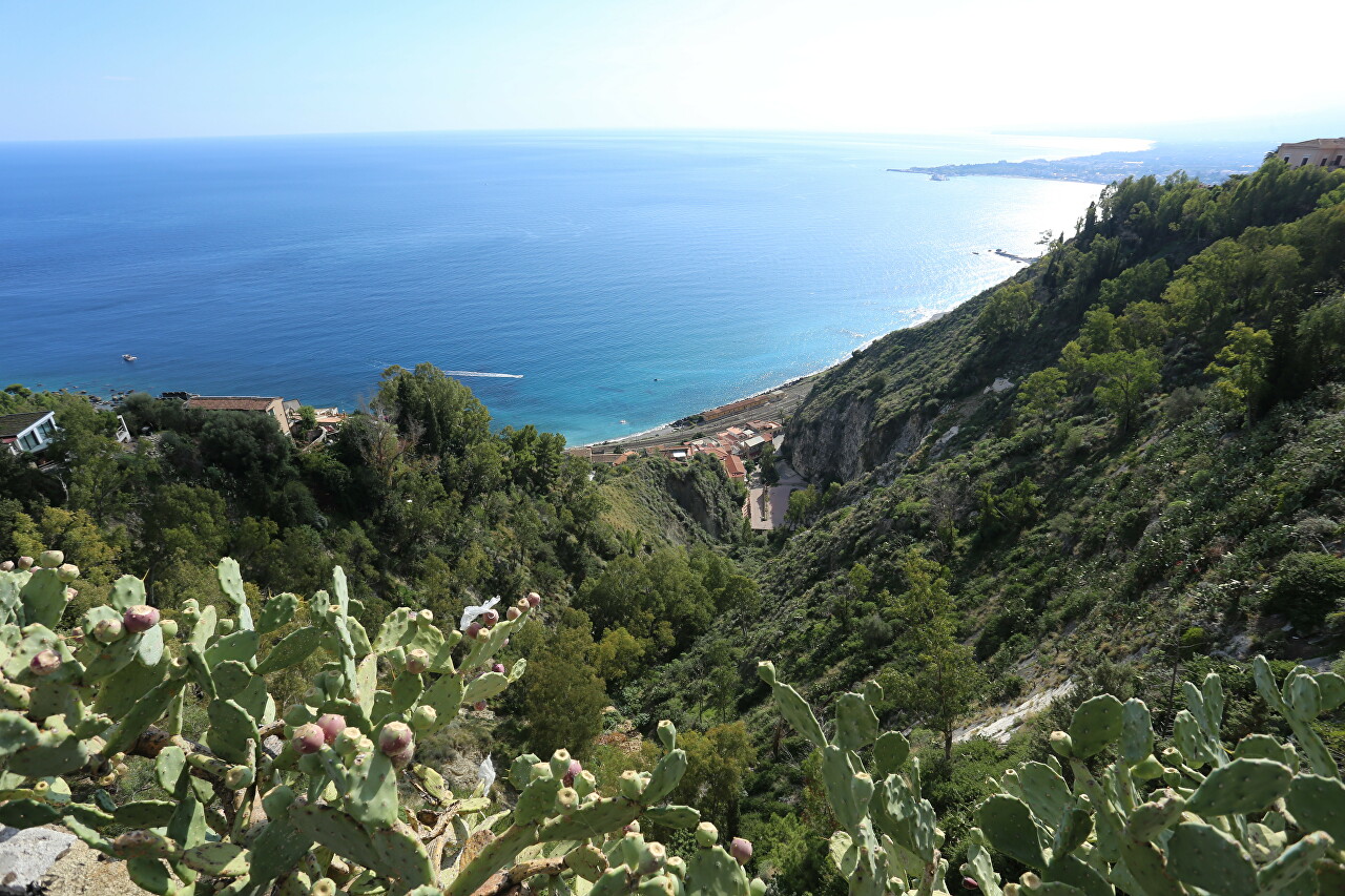 9 April Square, Taormina