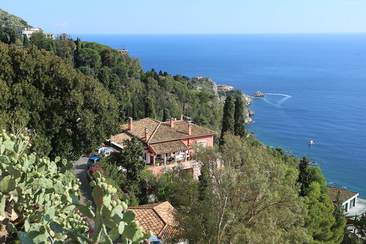 9 April Square, Taormina