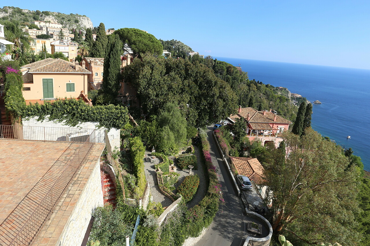 9 April Square, Taormina