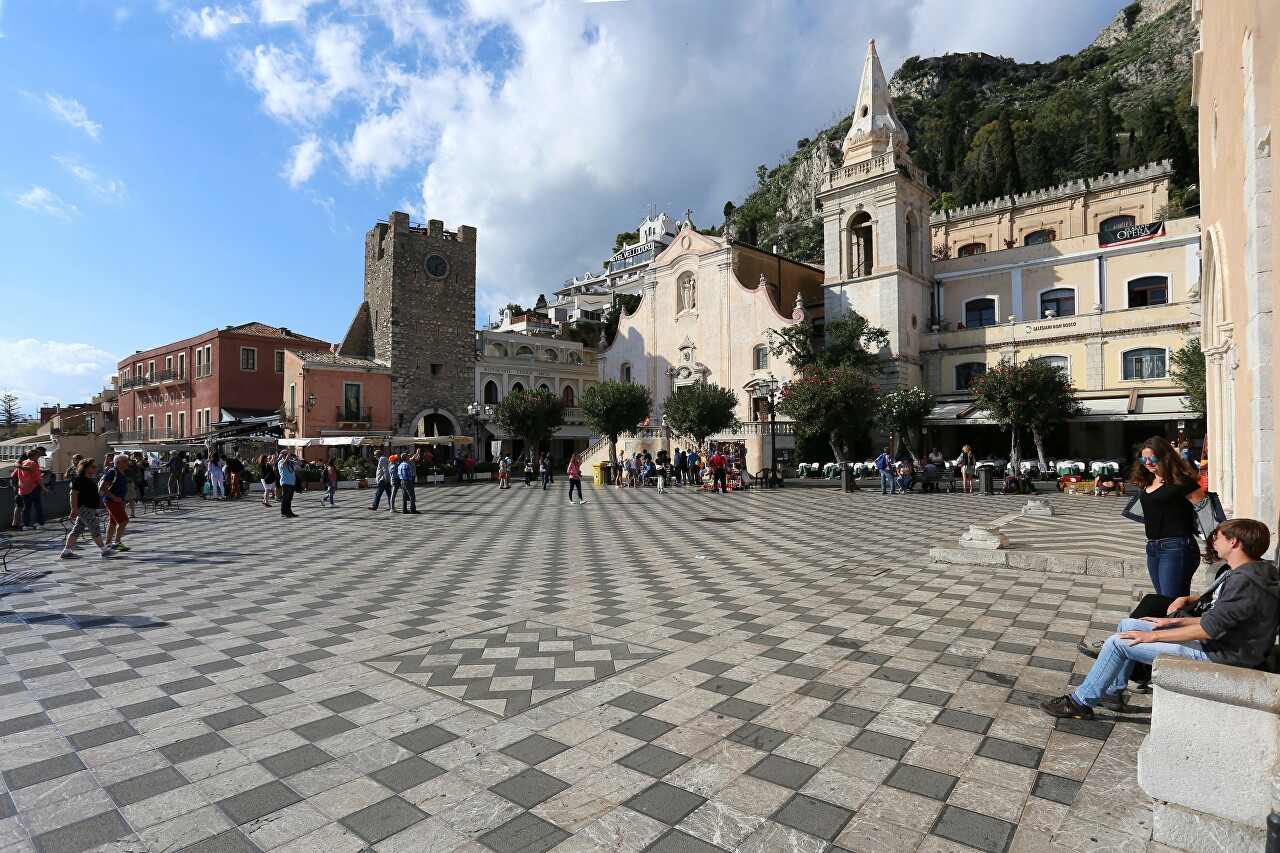9 April Square, Taormina