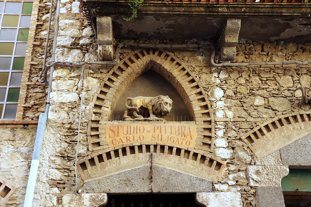 Via Teatro Greco and Casa Cuseni, Taormina