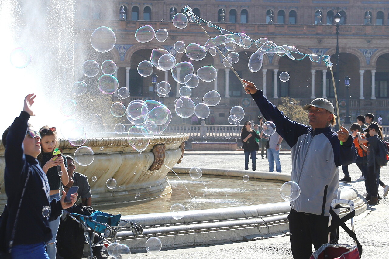 The Magic of Soap Bubbles, Seville