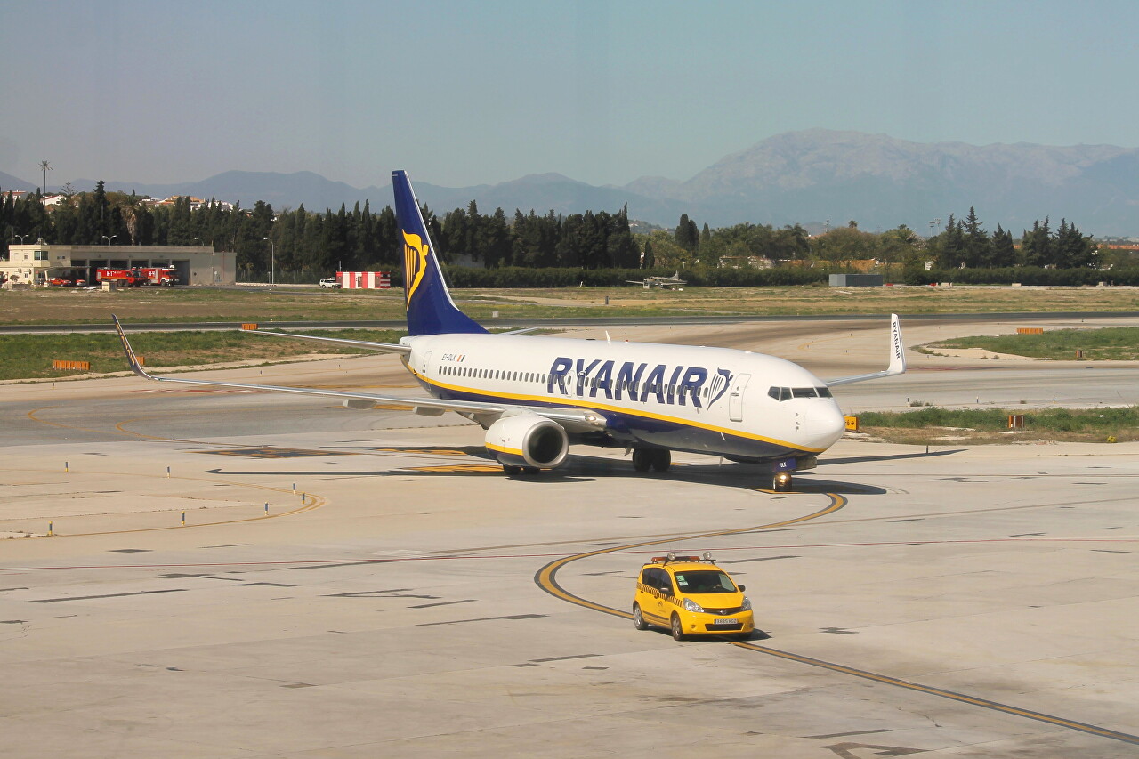 Аэропорт Малага-Коста-дель-Соль. Rynair Boeing-737 EI-DLK