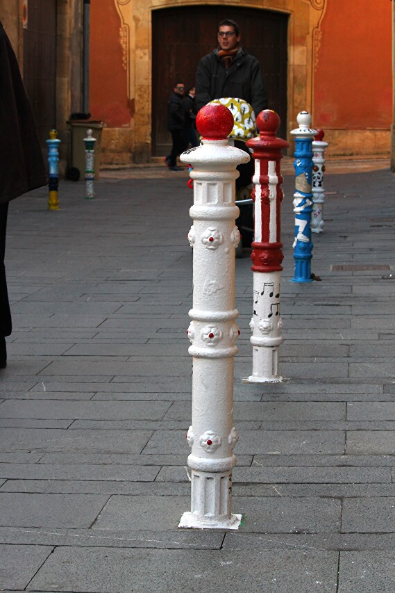 Street of painted pilons Carrer de Conte, Tarragona