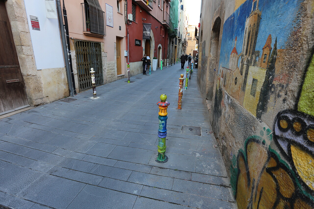 Street of painted pilons Carrer de Conte, Tarragona