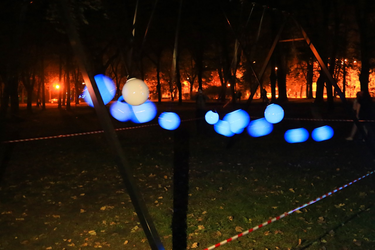 Фестиваль света в Лодзи. Инсталляции в Старомейском парке