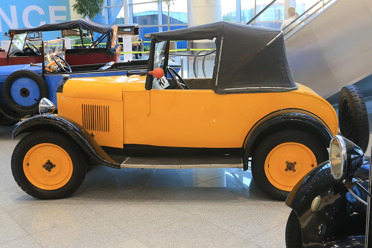 Выставка ретроавтомобилей в аэропорту Домодедово