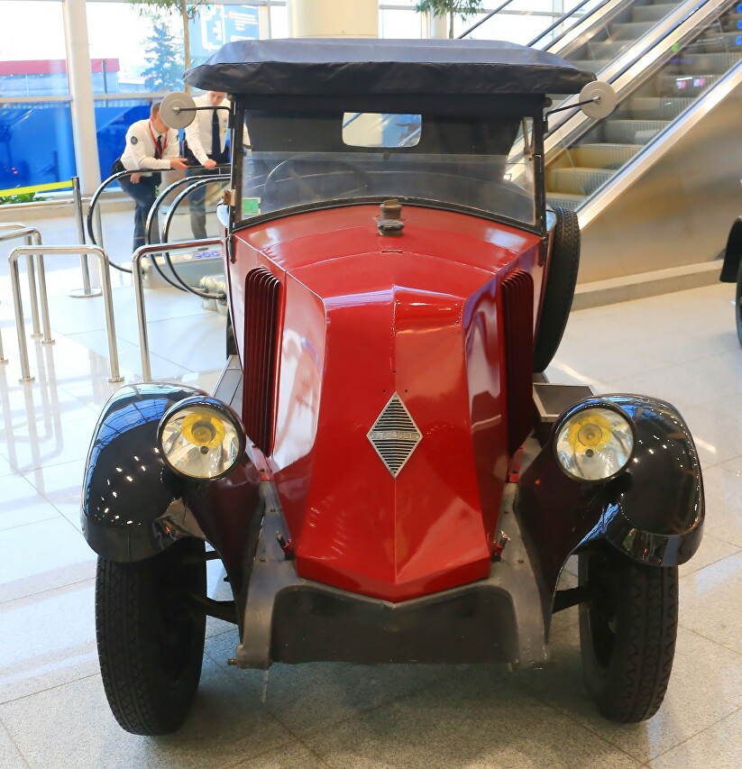 Выставка ретроавтомобилей в аэропорту Домодедово